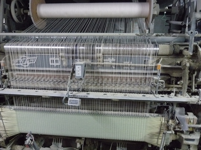 畳表この様な織機で織り上げられます